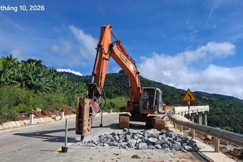 Ban Quản lý dự án Đường bộ miền trung đang chỉ đạo nhà thầu khẩn trương triển khai các biện pháp ứng phó, tập trung xử lý những vị trí hư hỏng và bảo đảm an toàn cho người, phương tiện lưu thông qua khu vực. (Ảnh: Cục Đường bộ Việt Nam)