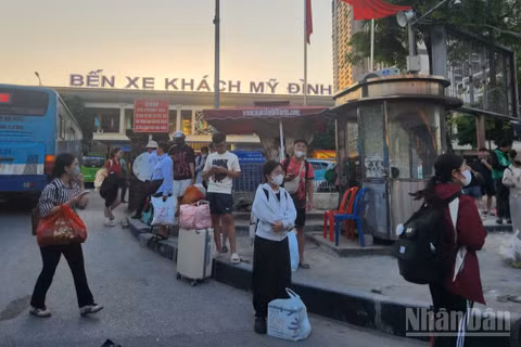 Chiều muộn 2/9, trước cổng Bến xe Mỹ Đình chỉ đông đúc hơn ngày thường không nhiều.