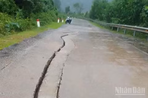 Vết nứt mặt đường Hồ Chí Minh nhánh tây. (Ảnh: TRƯỜNG SƠN)