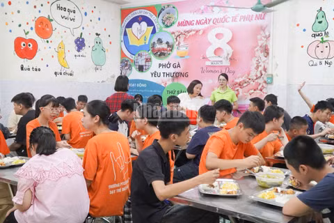 Các em học sinh Trường phổ thông cơ sở dân lập dạy trẻ câm điếc Hà Nội tham gia bữa ăn của dự án Nourish Vietnam.
