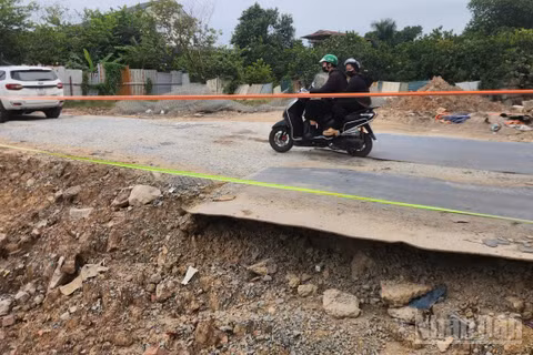 Nhiều điểm sụt lún, nứt vỡ, sạt lở sát lòng sông đang xuất hiện trên tuyến Bờ Tây sông Nhuệ, đoạn từ cầu Noi đến đầu cầu Liên Mạc 2, phường Đông Ngạc, Hà Nội.