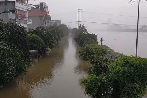 Mực nước trên sông Đáy dâng cao tiếp tục gây ngập lụt các vùng trũng ven sông. (Ảnh: Đại Nghĩa)