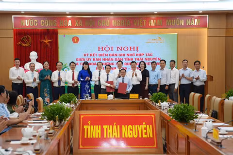 Dự lễ ký kết có Phó Cục trưởng Cục Du lịch Quốc gia Việt Nam Hà Văn Siêu; Phó Bí thư Tỉnh ủy, Chủ tịch Ủy ban Mặt trận Tổ quốc Việt Nam tỉnh Thái Nguyên Đinh Quang Tuyên; Phó Chủ tịch Ủy ban nhân dân tỉnh Thái Nguyên Dương Văn Lượng; đại diện lãnh đạo Sở Văn hóa, Thể thao và Du lịch Hà Nội, Thái Nguyên; Phó Tổng Giám đốc Nguyễn Chính Nam. (Ảnh: Tập đoàn Đường sắt Việt Nam)