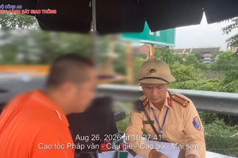 Lái xe Nguyễn V.Đ bị xử phạt vì giữ khoảng cách không an toàn khi tham gia giao thông trên cao tốc Mai Sơn-Quốc lộ 45. (Ảnh: Trích từ video của Cục Cảnh sát Giao thông)