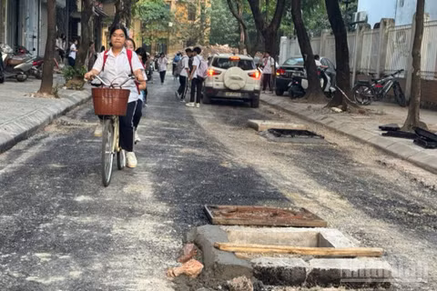 Phụ huynh học sinh lo ngại khi có nhiều nguy cơ mất an toàn giao thông quanh khu vực trường học tại dự án cải tạo khu đô thị Đền Lừ. Ảnh chụp chiều 25/9.