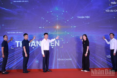 Các đại biểu thực hiện nghi thức khai trương.