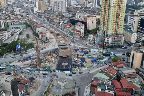 Hai cầu vượt tại nút giao Láng Hạ-Giảng Võ (trong ảnh) và nút giao Nguyễn Chí Thanh dự kiến hoàn thành trong năm 2026. (Ảnh: TTXVN)