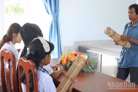 Một buổi dạy đàn Chapi của nghệ nhân xã Phước Hà, tỉnh Khánh Hòa cho học sinh Trường Phổ thông Dân tộc bán trú trung học cơ sở Phước Hà. (Ảnh: NGUYỄN TRUNG)