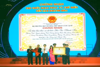 Công ty yến sào Khánh Hòa đón nhận Chứng nhận Di sản văn hóa phi vật thể quốc gia. (Ảnh: PHONG NGUYÊN) 