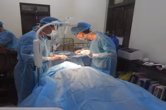Y, bác sĩ bệnh xá đảo Sinh Tồn Đông chăm sóc bệnh nhân. (Ảnh: CTV HQ) 