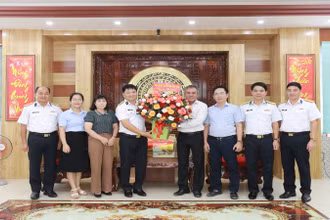Thượng tá Bùi Xuân Bình, Bí thư Đảng ủy, Chính ủy Vùng 4 thăm, làm việc với Tỉnh ủy, ủy ban nhân dân tỉnh Khánh Hòa. (Ảnh: CTV HQ) 