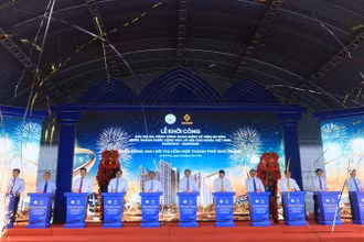 Thực hiện nghi thức khởi công dự án. (Ảnh: PHONG NGUYÊN) 