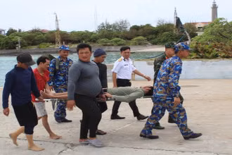 Chuyển ngư dân Trần Văn Đó vào Bệnh xá đảo Song Tử Tây. (Ảnh: CTV HQ) 