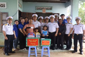 Đoàn công tác tặng quà cháu Tống Ngọc Phương Nghi nhân dịp năm học mới. (Ảnh: CTV HQ) 
