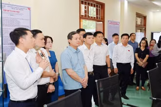 Lãnh đạo tỉnh Thái Nguyên theo dõi hoạt động của Trung tâm Phục vụ hành chính công phường Sông Công.