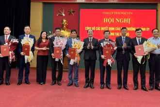 Lãnh đạo tỉnh Thái Nguyên chúc mừng các đồng chí được điều động, bổ nhiệm.