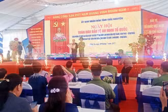 Thượng tướng Trần Quốc Tỏ trao Bằng khen của Bộ Công an cho ông Nguyễn Huy Quý, Chủ tịch Hội đồng quản trị, Tổng Giám đốc Công ty cổ phần Đầu tư xây dựng và Khai thác khoáng sản Thăng Long.