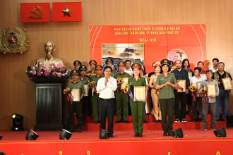 Ban Tổ chức trao Giấy chứng nhận, giải thưởng cho các tác giả đạt giải.