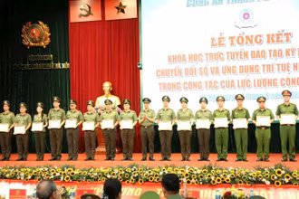 Các học viên nhận giấy chứng nhận hoàn thành khóa học.