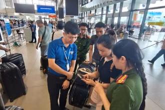 Hành khách được lực lượng chức năng hướng dẫn check in online dịch vụ hàng không trực tuyến trên ứng dụng VNeID.