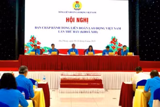 Đoàn Chủ tịch điều hành hội nghị.