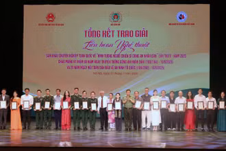 Ban tổ chức trao Huy chương vàng cho các cá nhân.