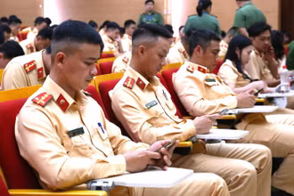 Cán bộ, chiến sĩ Công an thành phố Hà Nội tham gia kỳ thi kết thúc khóa học trực tuyến đào tạo kỹ năng số, chuyển đổi số và ứng dụng trí tuệ nhân tạo thông qua nền tảng "Bình dân học vụ số".