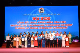 Phó Chủ tịch Thường trực Tổng Liên đoàn Lao động Việt Nam Thái Thu Xương và Chủ tịch Liên đoàn Lao động thành phố Hà Nội trao giải cuộc thi viết “Công nhân lao động Thủ đô-Suy nghĩ hay, hành động đẹp”.