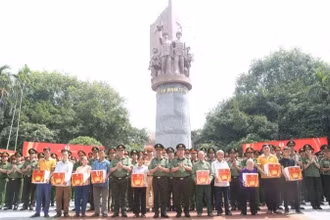 Đoàn Công tác Công an thành phố Hà Nội tặng quà các gia đình chính sách xã Minh Thanh.