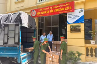 Lực lượng chức năng kiểm kê tang vật thu giữ.