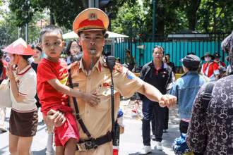 Cảnh sát giao thông hỗ trợ nhân dân đi xem tổng hợp luyện diễu binh, diễu hành.