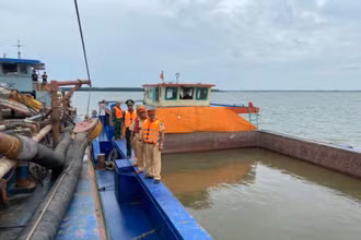 Lực lượng chức năng kiểm tra bắt giữ phương tiện tại khu vực ngã Ba Vàm Tuần (thủy phận Cần Giờ, Thành phố Hồ Chí Minh).