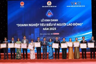 Vinh danh các doanh nghiệp vì người lao động tiêu biểu.