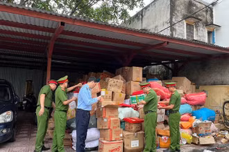 50 hộ kinh doanh cá thể trên địa bàn xã La Phù tự nguyện giao nộp hàng hóa.