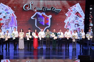 Bộ trưởng Công an Lương Tam Quang trao Kỷ niệm chương "Bảo vệ an ninh Tổ quốc" tặng các cá nhân có thành tích xuất sắc.