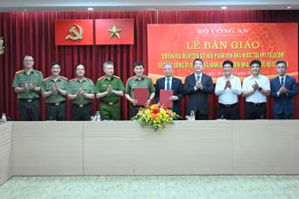 Đại diện Bộ Công an và SCIC ký kết biên bản bàn giao.