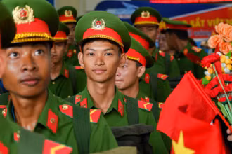 566 cán bộ, chiến sĩ Trung đoàn Cảnh sát cơ động Đông Nam đã cập Ga Hà Nội.