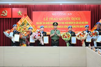 Thứ trưởng Phạm Thế Tùng trao Quyết định cho các sĩ quan Tổ công tác số 6.