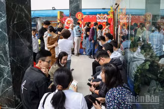 Người dân Thành phố Hồ Chí Minh dậy sớm để mua vàng cầu may. 