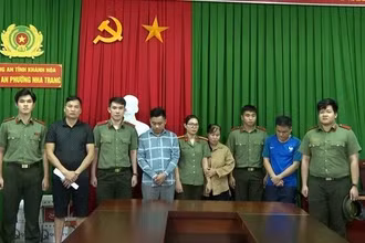  Công an tỉnh Khánh Hòa bắt giữ các đối tượng để điều tra hành vi lừa đảo tiền mã hóa. Ảnh: Công an tỉnh Khánh Hòa