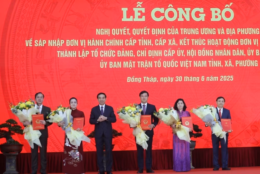 Đại tướng Phan Văn Giang trao các quyết định cho Bí thư và các Phó Bí thư Tỉnh ủy Đồng Tháp (mới) (Ảnh: TTXVN)