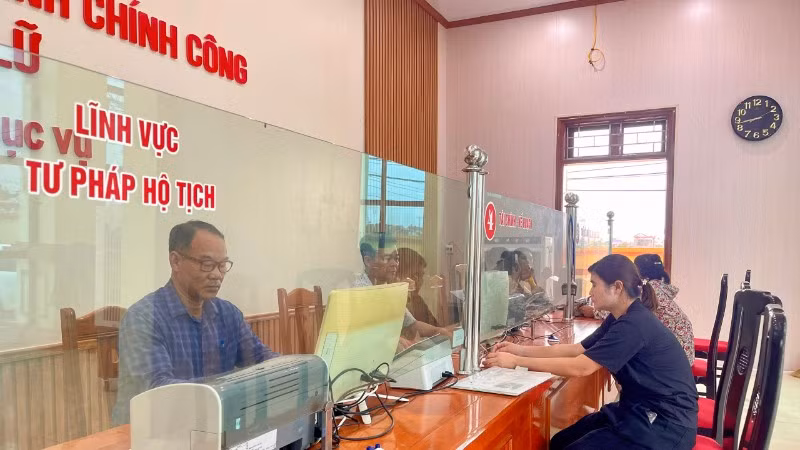 Trung tâm phục vụ hành chính công xã Tiên Lữ, tỉnh Hưng Yên phục vụ nhân dân đến làm thủ tục hành chính