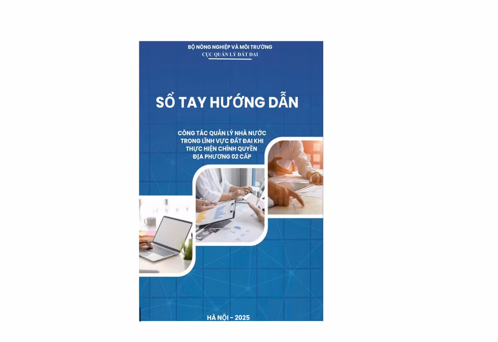 Sổ tay hướng dẫn công tác quản lý đất đai giúp chính quyền cấp tỉnh, cấp xã triển khai hiệu quả các nhiệm vụ khi thực hiện mô hình chính quyền địa phương 2 cấp. (Ảnh: TRƯỜNG GIANG)
