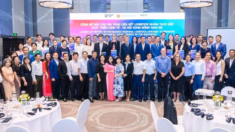 Các đại biểu chụp ảnh lưu niệm tại hội thảo