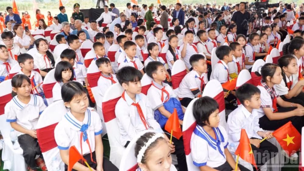 Học sinh tại lễ khởi công xây dựng Trường phổ thông nội trú liên cấp tiểu học và trung học cơ sở Hạnh Lâm (xã Hạnh Lâm, Nghệ An) (Ảnh: ĐÌNH PHƯỢNG)