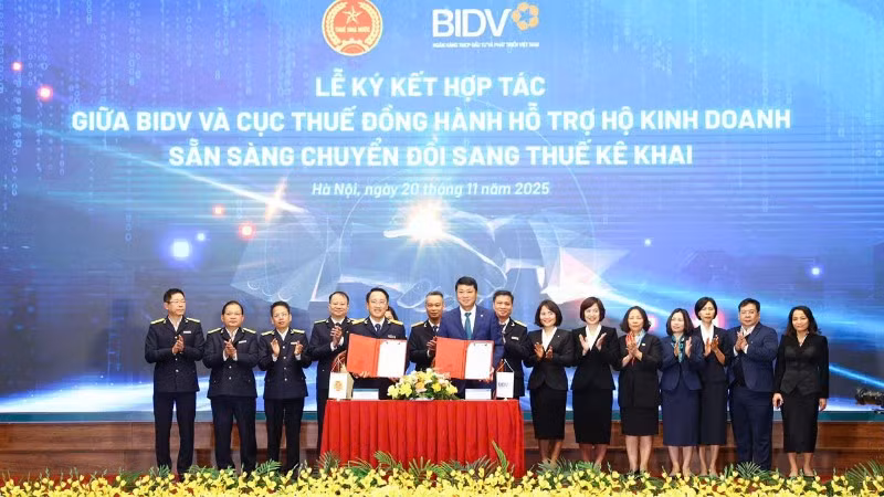 Toàn cảnh lễ ký kết hợp tác hỗ trợ hộ kinh doanh chuyển đổi sang thuế kê khai giữa Cục thuế và BIDV.