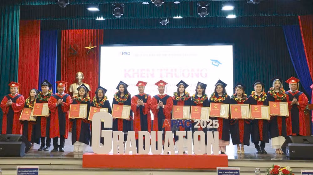 Sinh viên khóa 2021-2025 Học viện Hành chính và Quản trị công trong Lễ bế giảng và trao bằng tốt nghiệp.