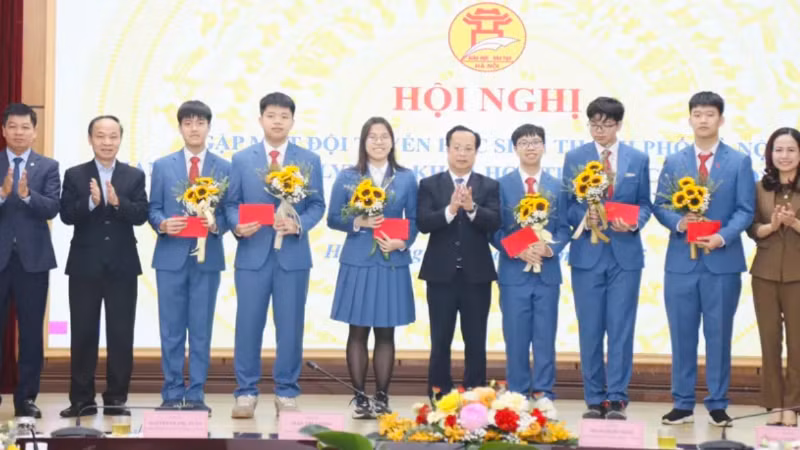Phó Chủ tịch Thường trực Hội đồng nhân dân thành phố Hà Nội, nguyên Giám đốc Sở Giáo dục và Đào tạo Hà Nội Trần Thế Cương cùng lãnh đạo Sở Giáo dục và Đào tạo Hà Nội tặng hoa cho 6 học sinh đội tuyển IJSO 2025 (Ảnh: Sở GDĐT Hà Nội)