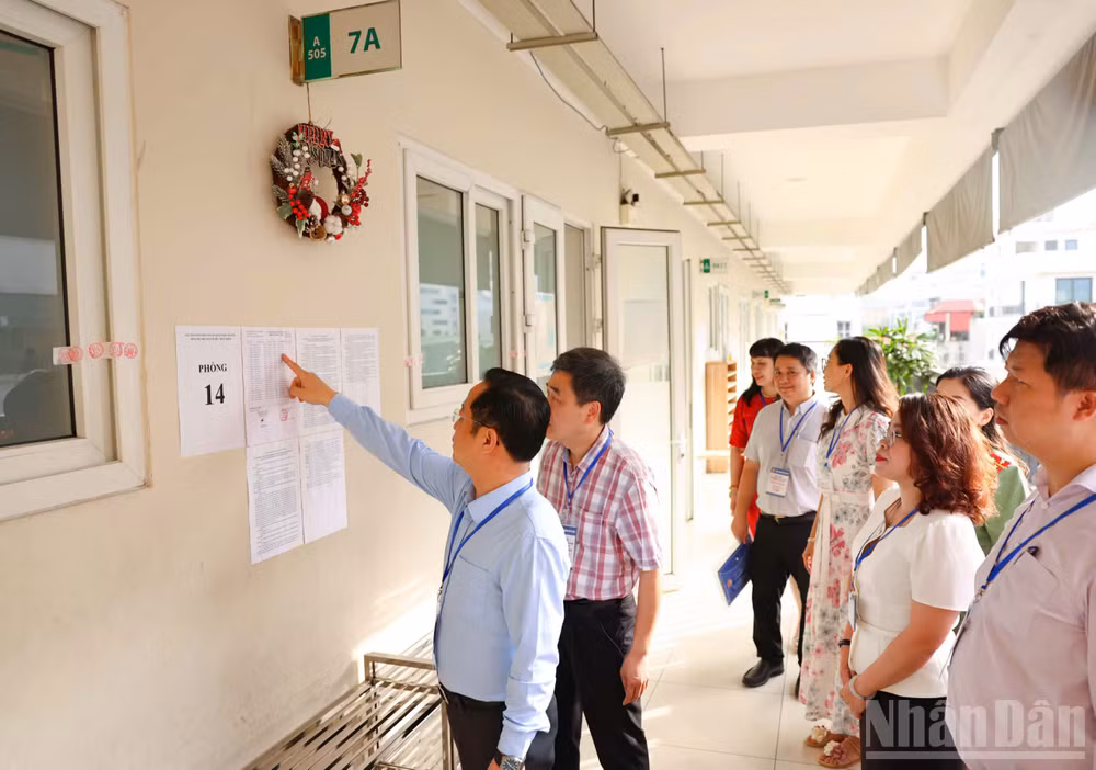 Giám đốc Sở Giáo dục và Đào tạo Hà Nội đi kiểm tra một điểm thi tại Kỳ thi tuyển sinh vào lớp 10 THPT năm học 2025-2026 (Ảnh minh hoạ: ĐẠI THẮNG)