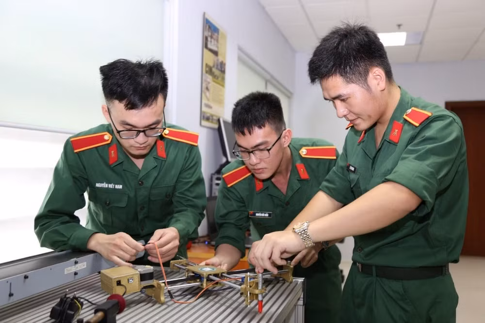 Học viên học tập, nghiên cứu tại Học viện Kỹ thuật quân sự (Ảnh: MTA)